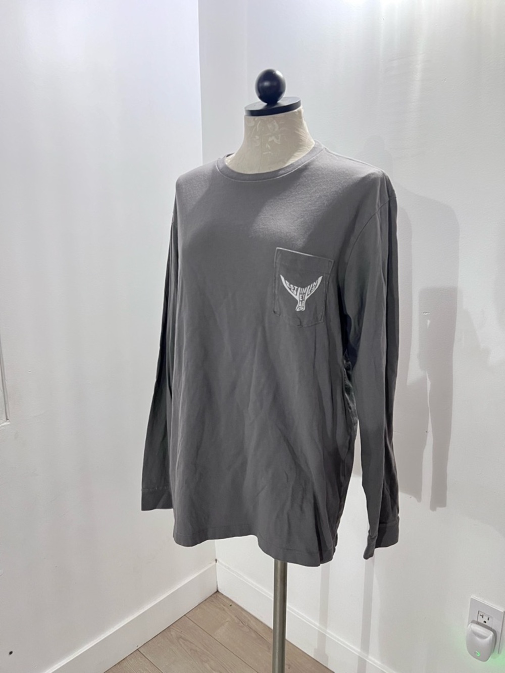 Vineyard Vines Men's S Gray Cotton Knit Whale Logo Graphic Pocket LS T-Shirt